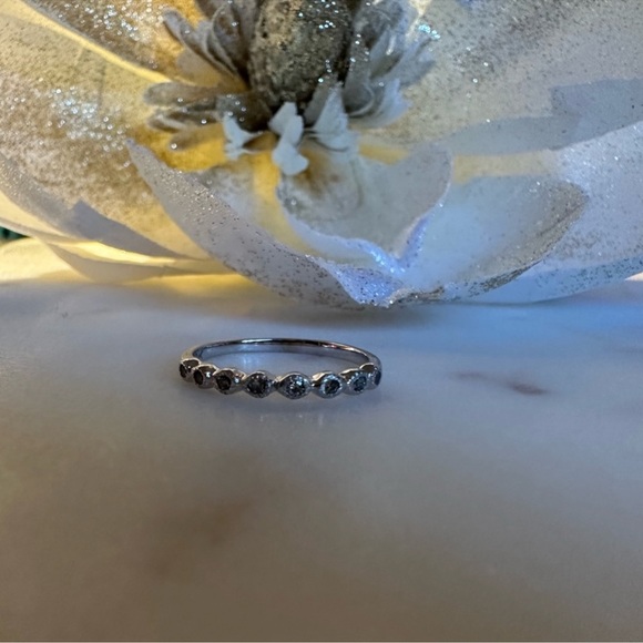 Authentic Diamond thin band (10kt) - Picture 8 of 9